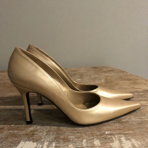 Stuart Weitzman Shoes - Champagne Stuart Weitzman 71/2 Narrow shoe